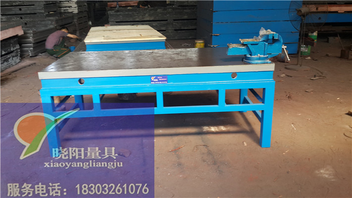 平口虎鉗在鉗工工作臺上如何定位